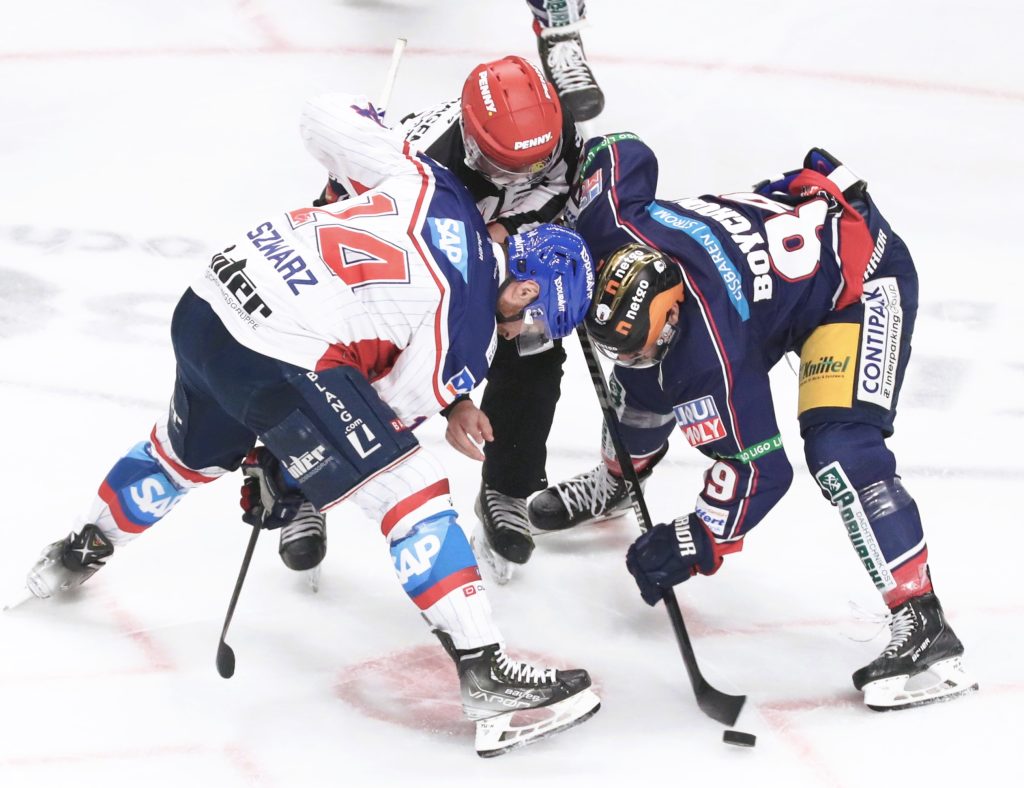 Eishockeyspiel mit Spielern im Einsatz