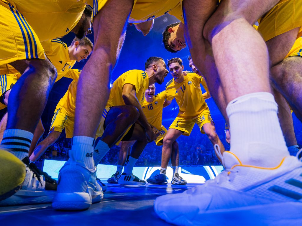 Basketballteam bei einem Spielmoment