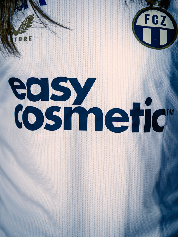 Nahaufnahme eines FC Zürich Frauen Trikots mit easycosmetic Logo auf der Vorderseite.