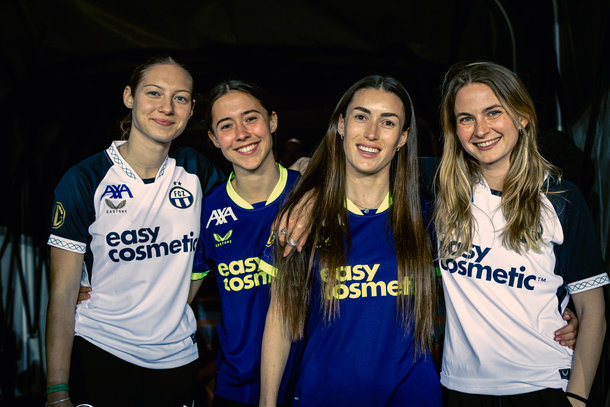 Vier Spielerinnen der FC Zürich Frauen posieren in Trikots mit easycosmetic Logo.