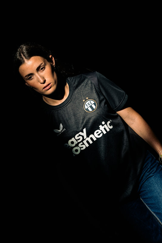 Twee speelsters van FC Zürich Vrouwen tijdens de shirtshoot 2026/27